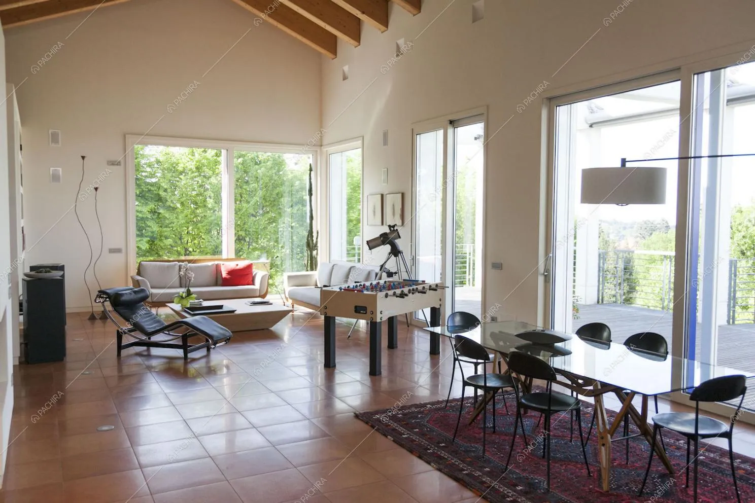 Zona living con divani e tavolo da pranzo