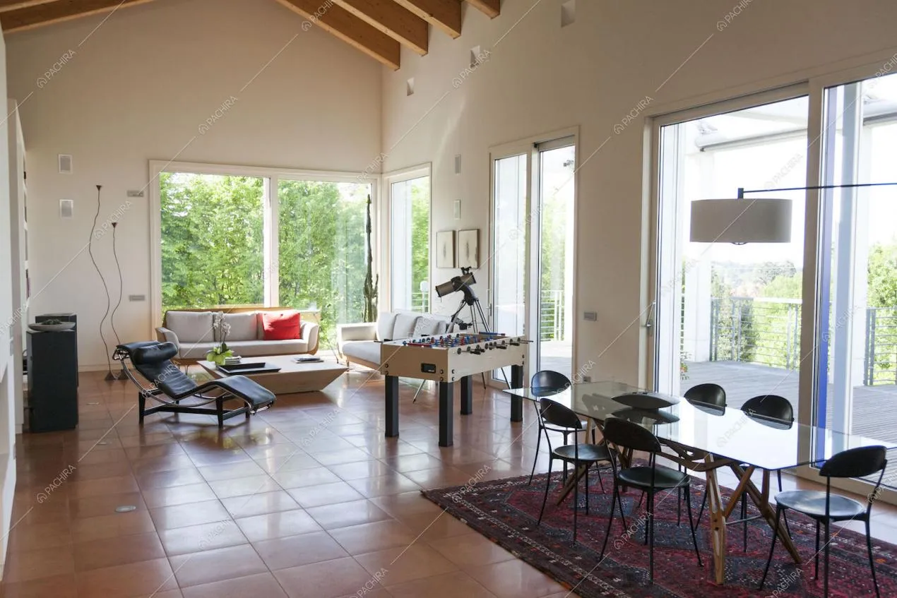 Zona living con divani e tavolo da pranzo