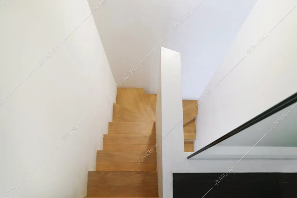 Scale in legno dell'espositivo Apocino, location in stile contemporaneo a Milano