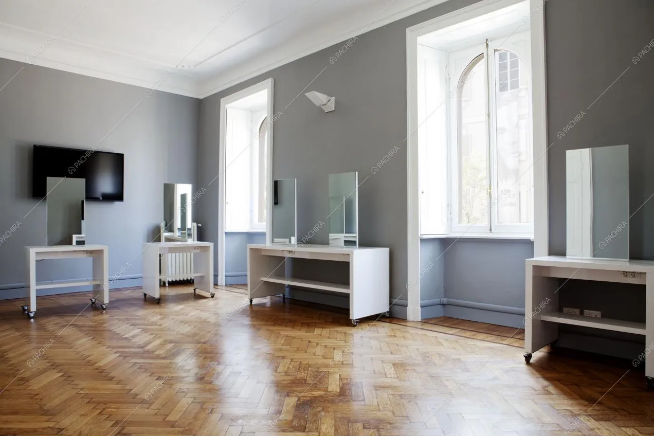 Spazio con specchiere moderne