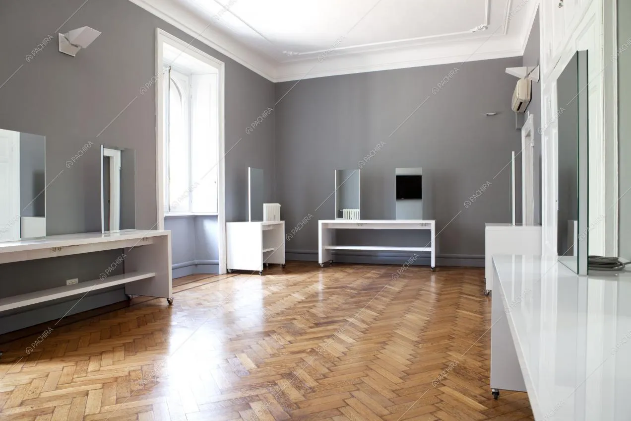 Spazio con vetrate e soffitto in boiserie
