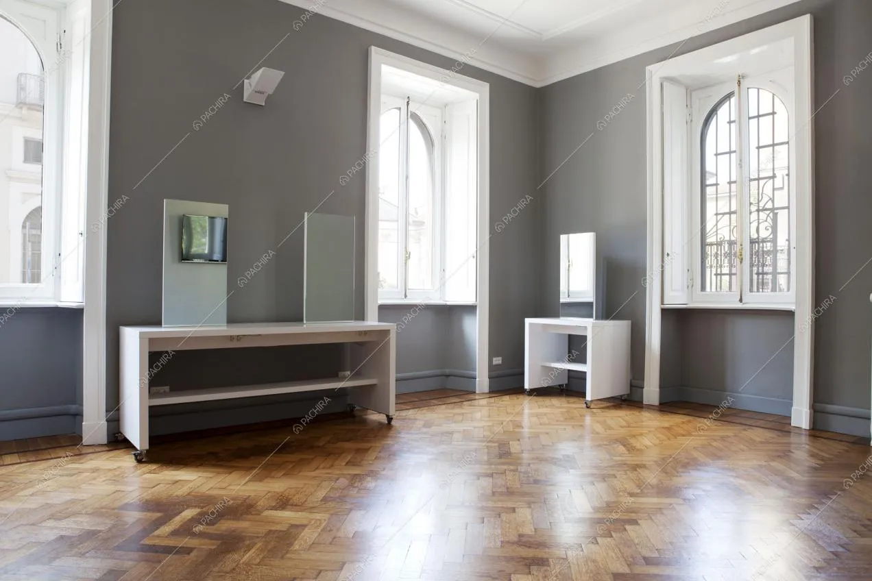Pareti grigie e boiserie su pareti e soffitto