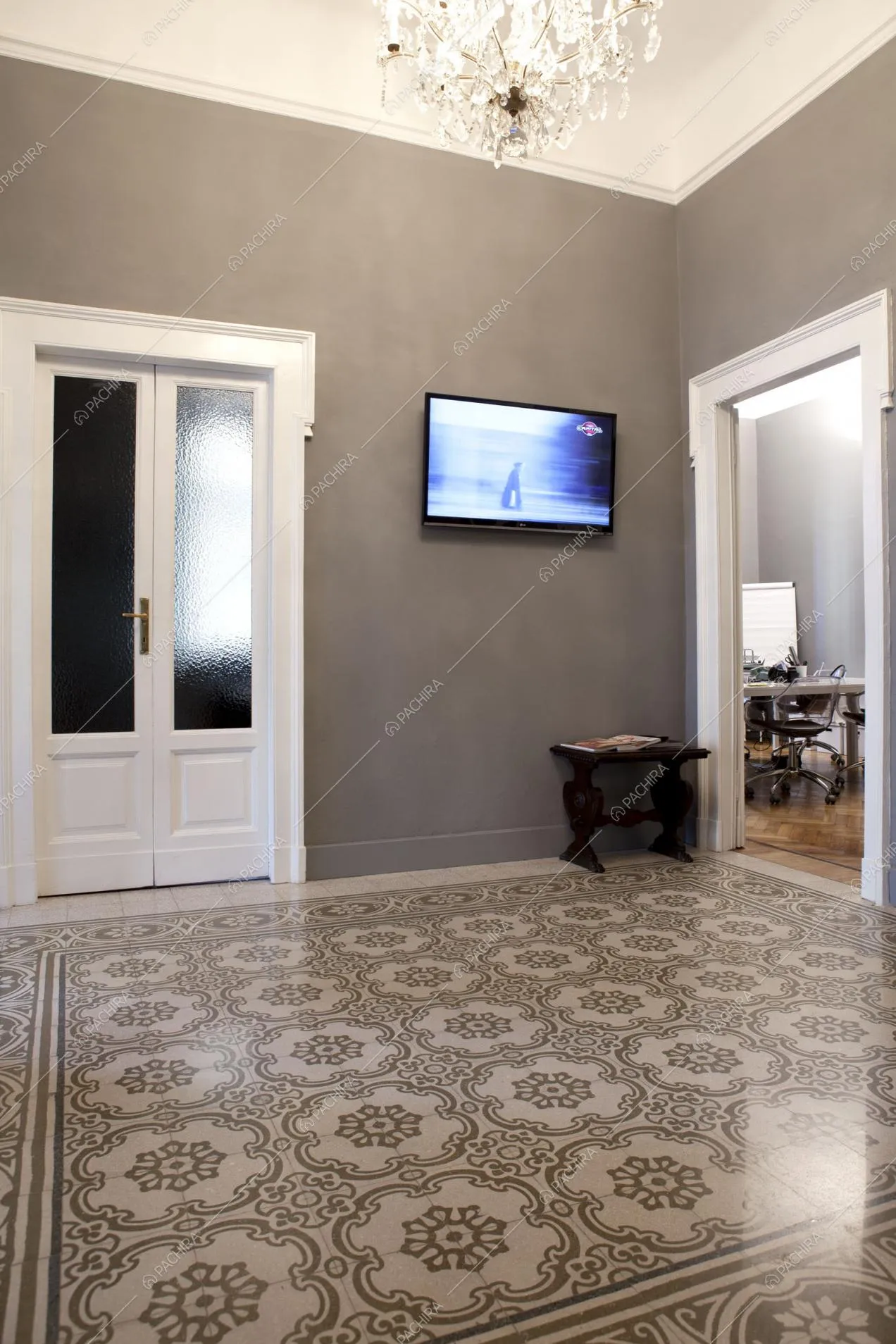 Atrio con lampadario in murano, tavolino e televisore