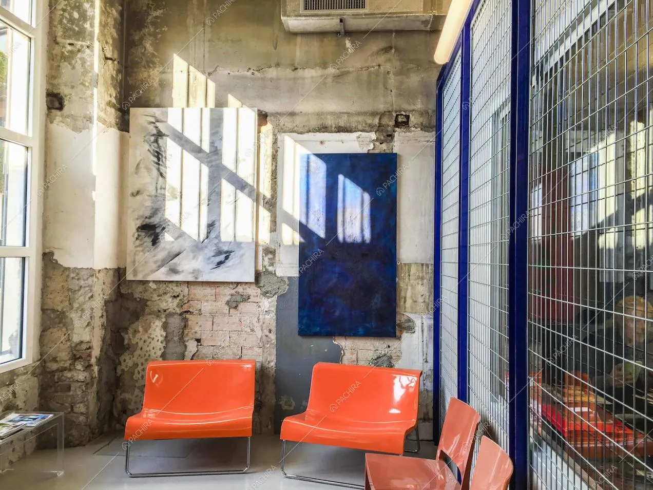 Sedie di design e parete con inferriate nella sala d'attesa