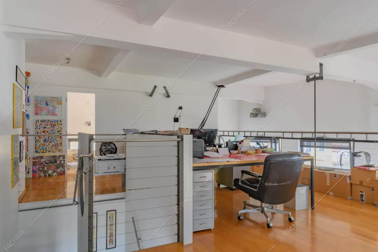 Studio con pavimento in parquet sul soppalco che si affaccia sulla sala
