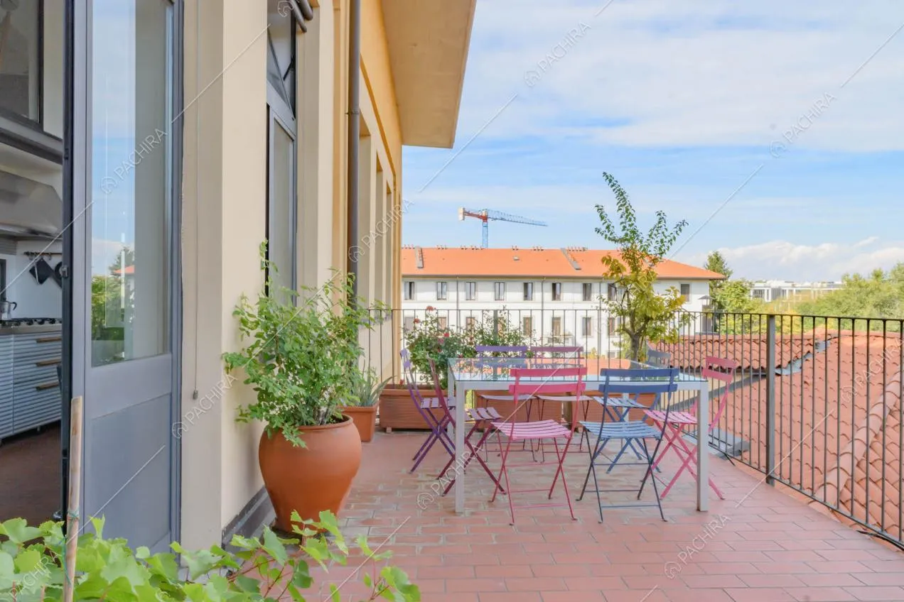 Terrazza con pavimento in cotto e tavolo da esterni a cui si accede dalla cucina