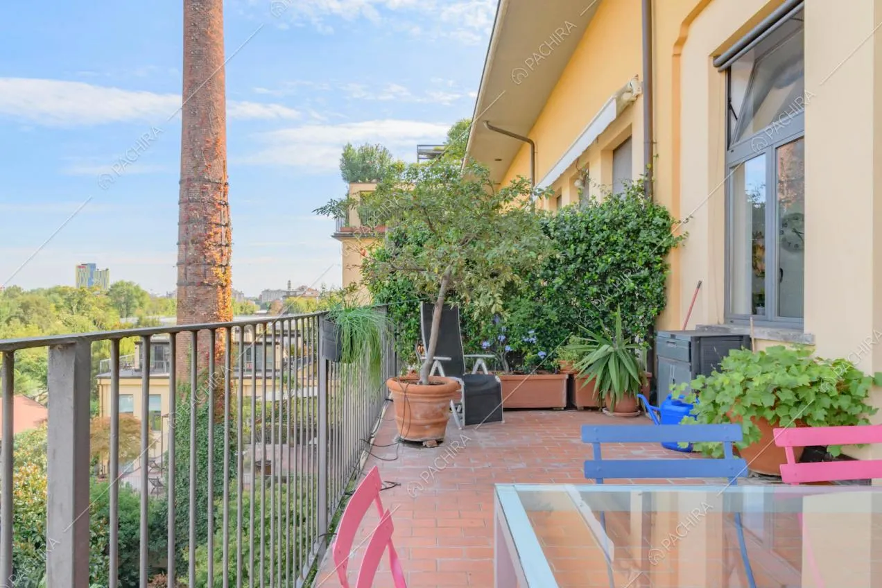 Terrazza con vista sulla città, tavolo in cristallo e vetrate