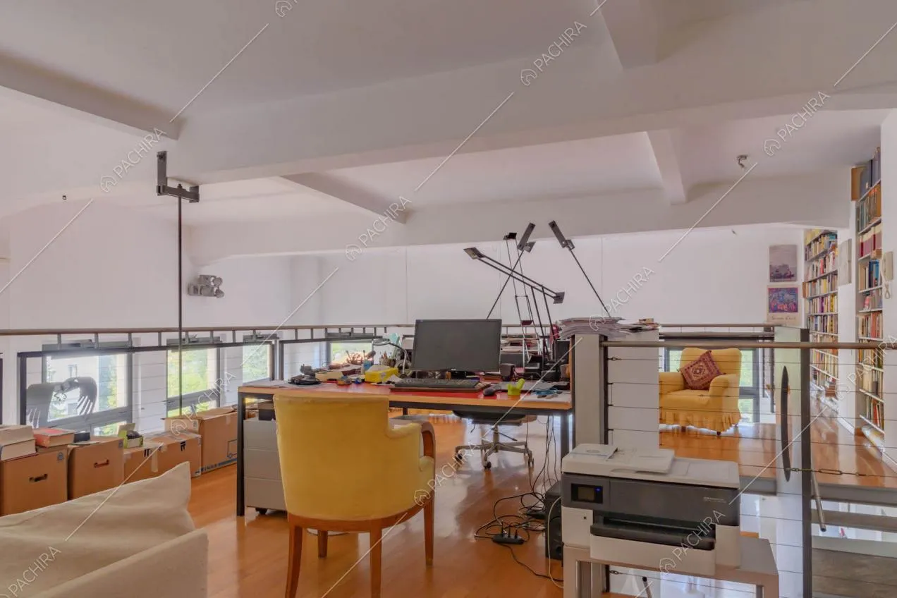 Studio con pavimento in parquet sul soppalco con libreria