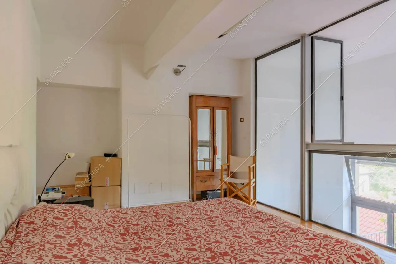 Camera da letto matrimoniale con pareti opacizzate che si affacciano sulla sala