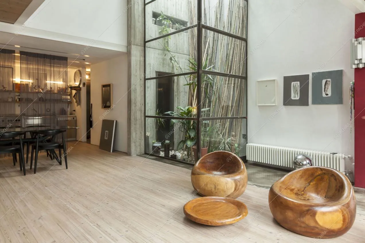 Giardino d'inverno con bamboo, cucina a vista, poltrone in legno