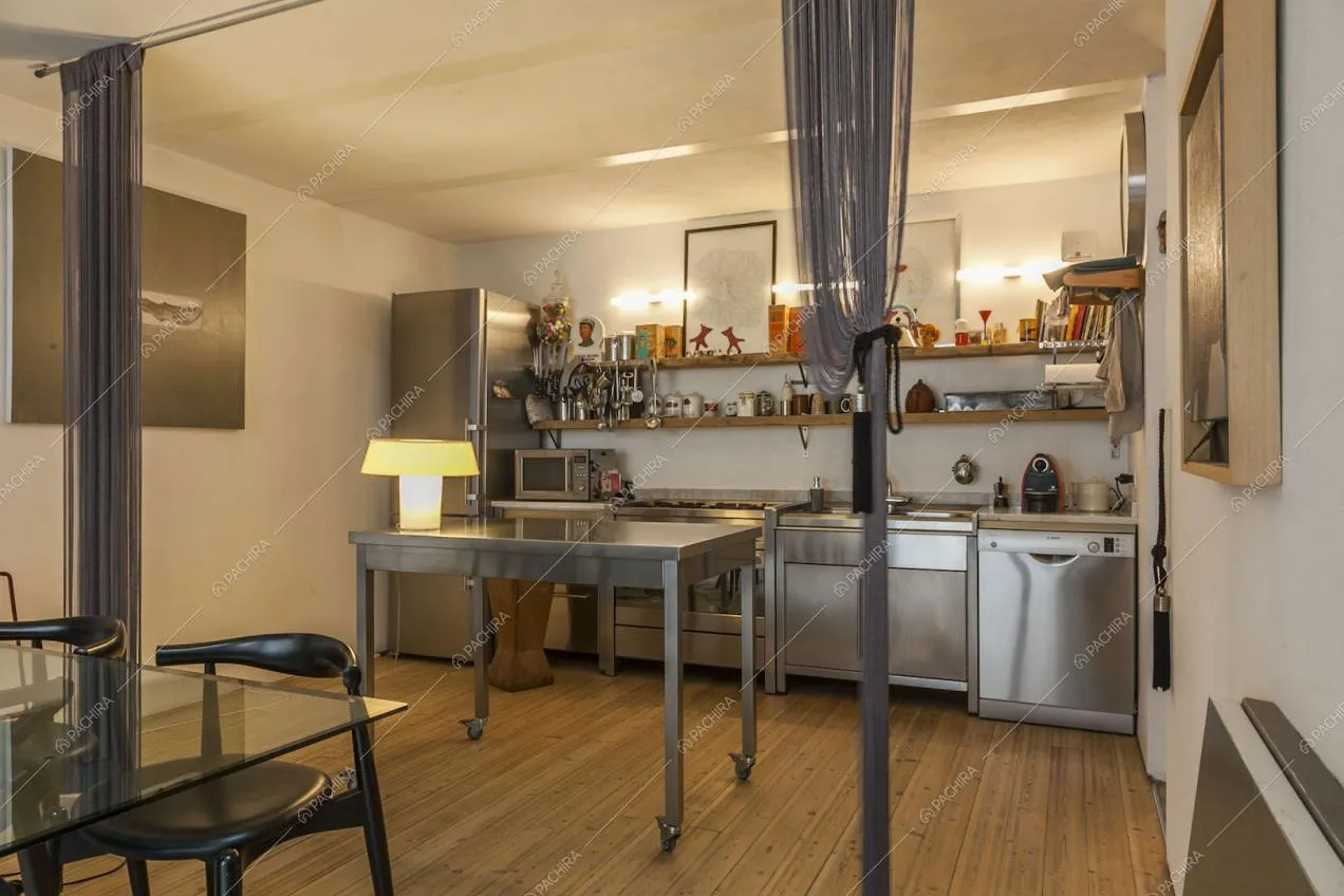 Tavolo in acciaio con ruote in cucina, lampada a fungo