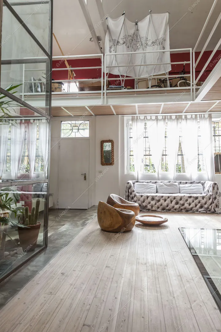 Zona living, ingresso e soppalco inquadrati dalla cucina