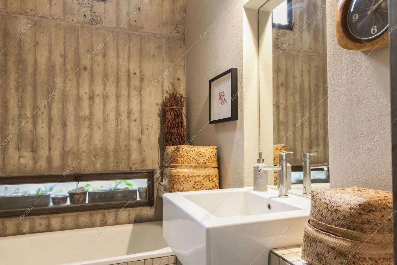 Lavabo e vasca da bagno, orologio e ceste di vimini