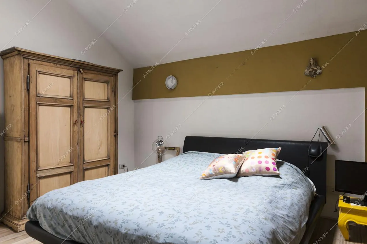 Armadio in legno e letto a due piazze