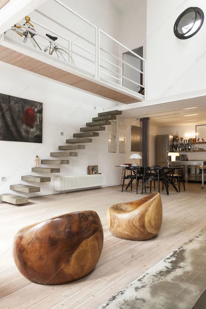 Corridoio bianco sospeso e zona principale del loft