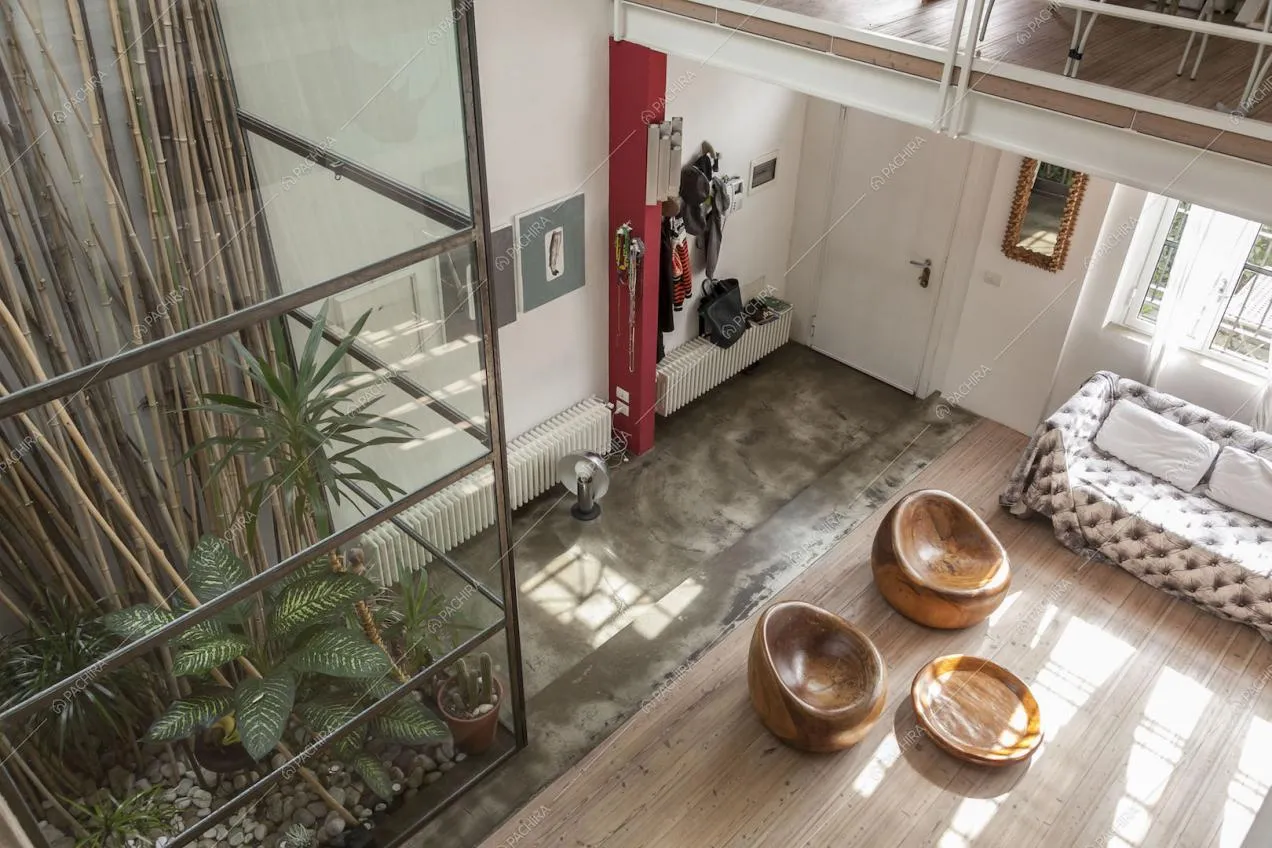 Giardino d'inverno, zona living ed ingresso inquadrati dall'alto
