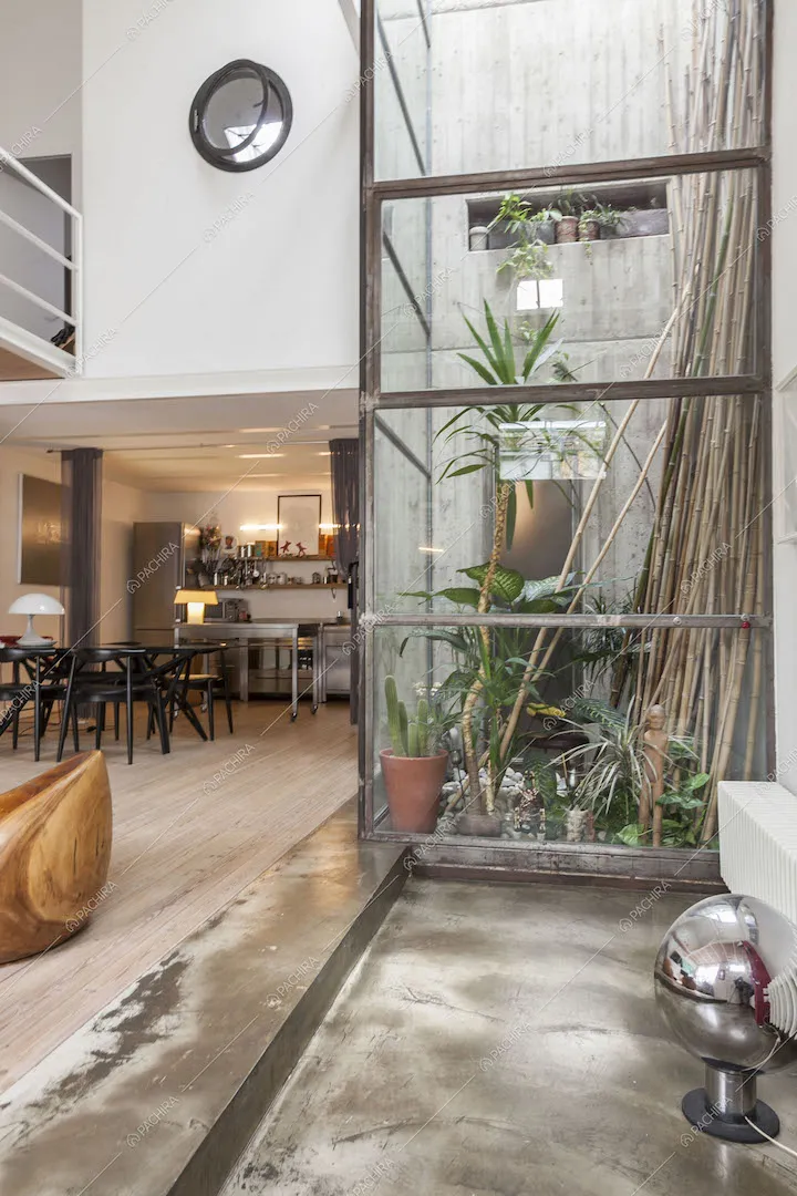 Zona cucina e giardino d'inverno visti dall'ingresso