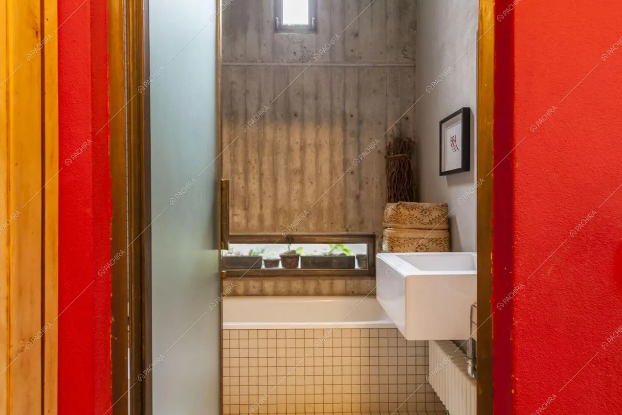 Scorcio del bagno, si intravedono lavabo e vasca