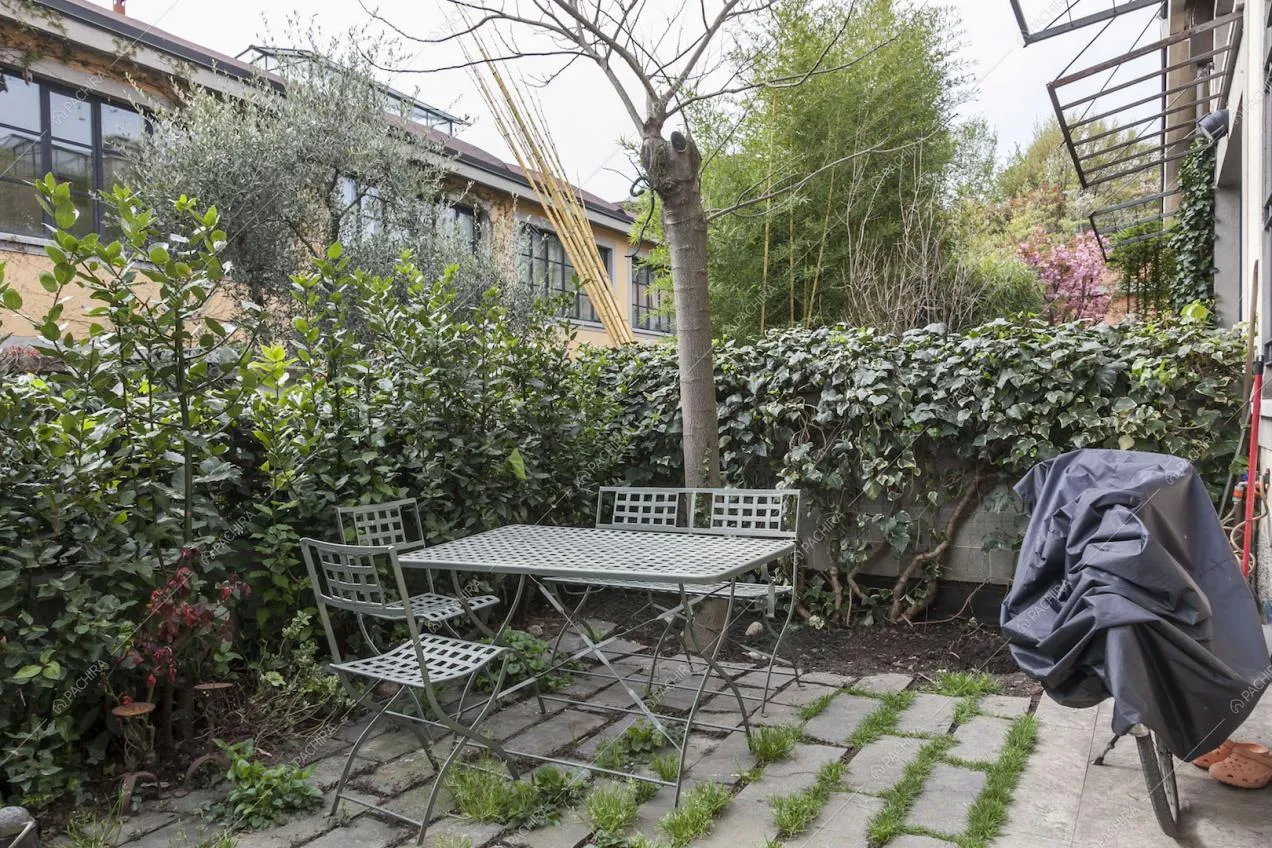 Giardino con tavolo da esterni in metallo da quattro posti