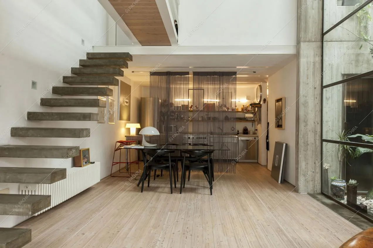 Cucina a vista, tavolo da pranzo e pavimento in parquet