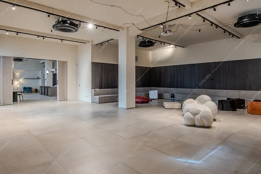 Sala dell'espositivo Tipuana, location in stile contemporaneo a Milano