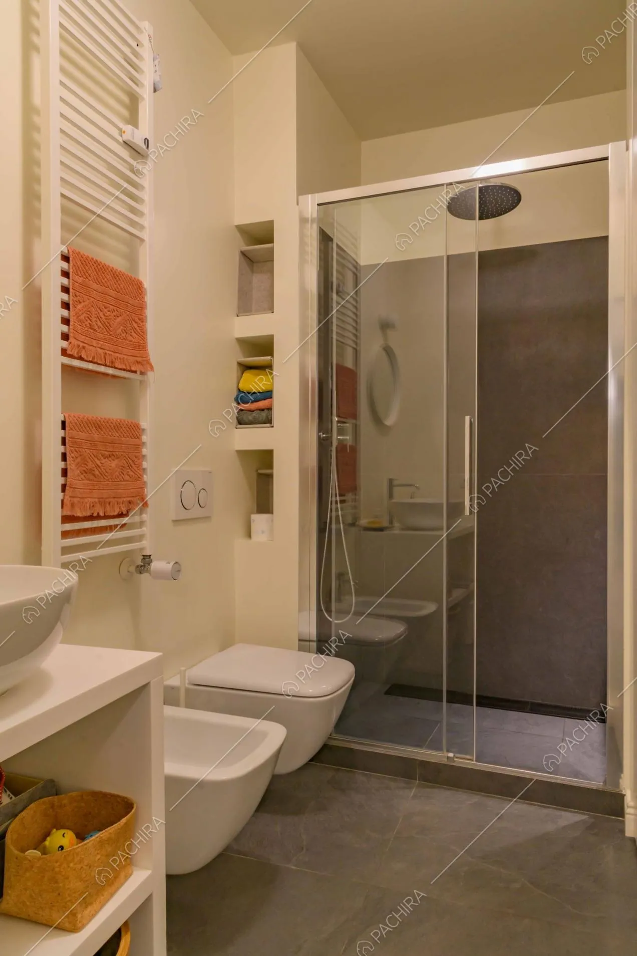 Grande box doccia dalle pareti in pietra grigia nel bagno