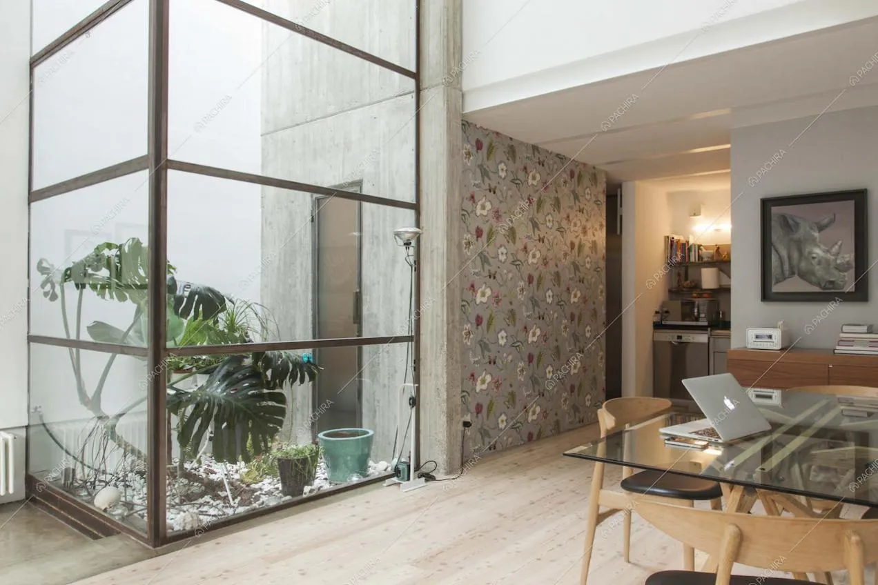 Giardino d'inverno e scorcio sulla cucina con carta da parati floreale