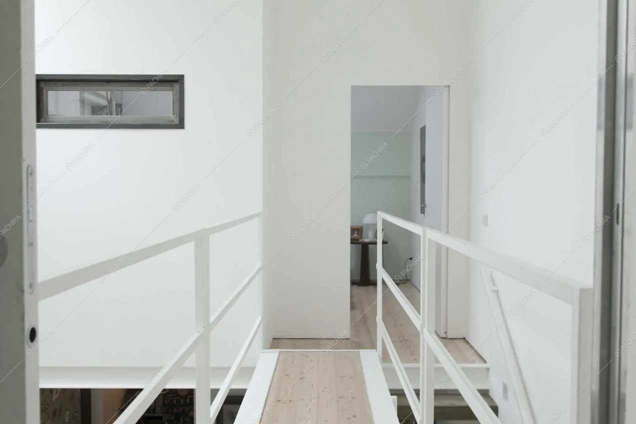 Corridoio sospeso in legno e metallo