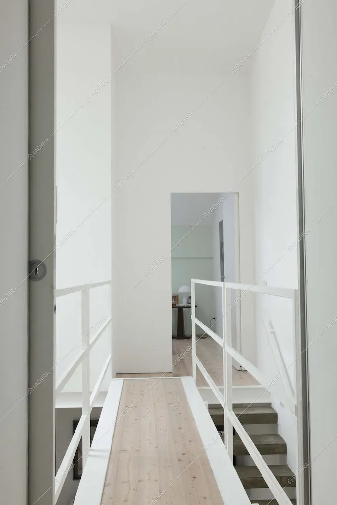 Vista sul corridoio con il parquet in legno a listoni