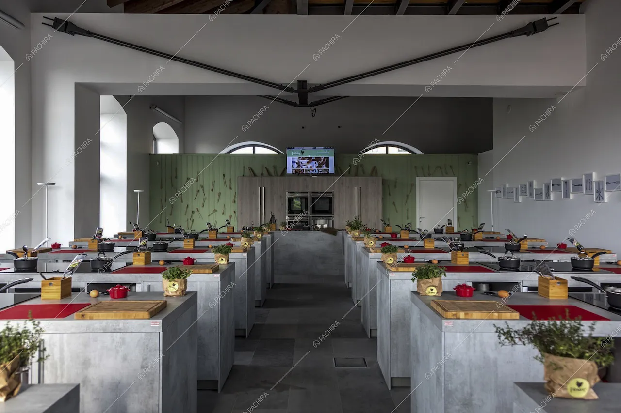Spazio principale con postazioni di lavoro per cucinare
