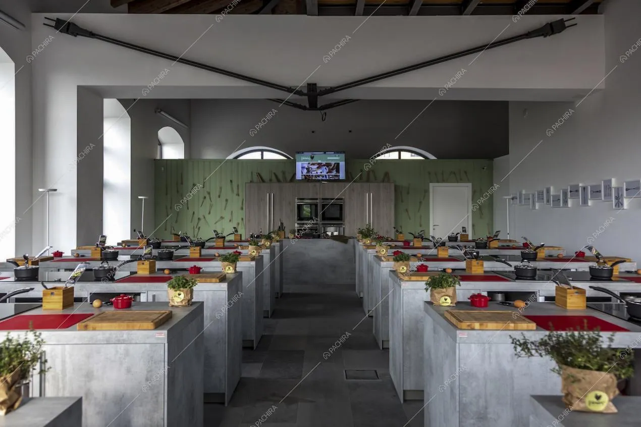 Spazio principale con postazioni di lavoro per cucinare