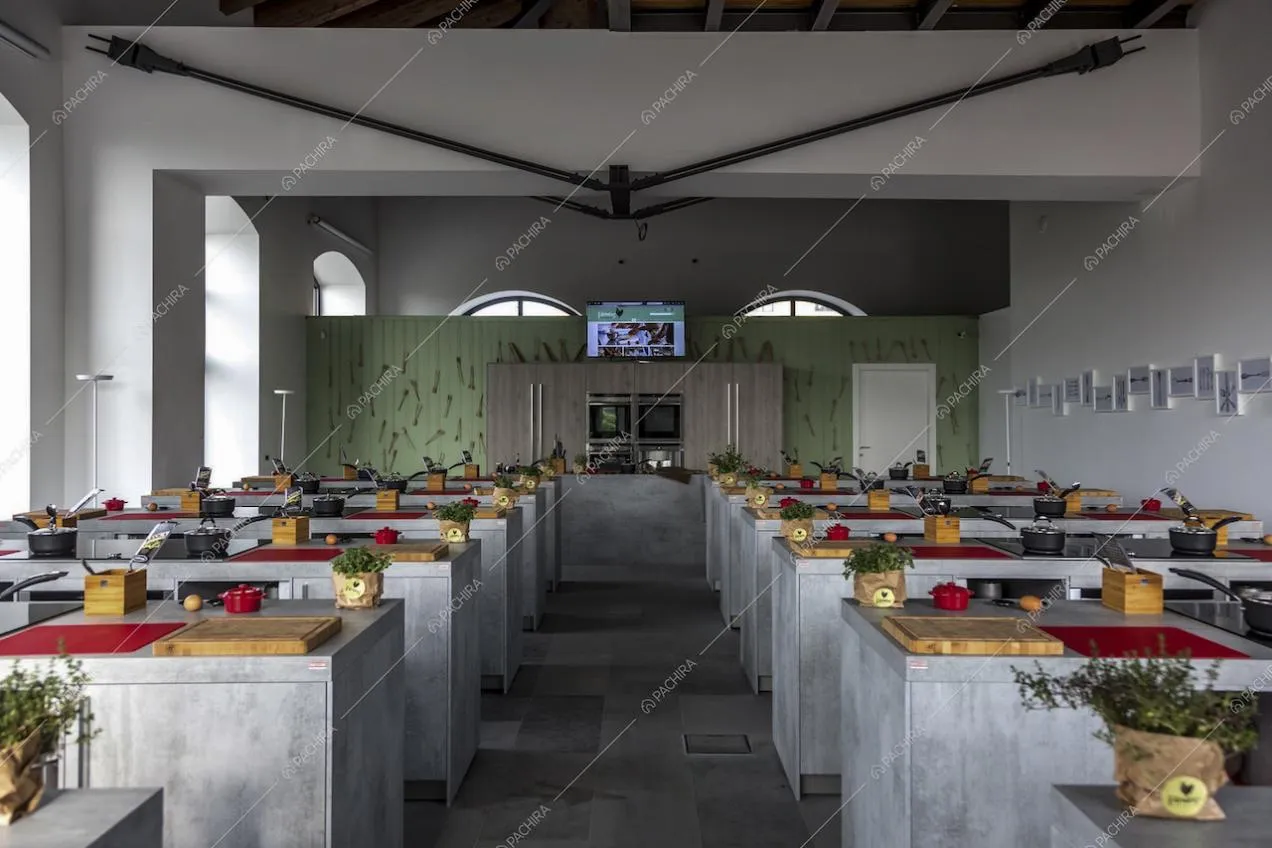Spazio principale con postazioni di lavoro per cucinare