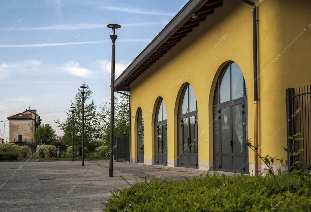 Esterni gialli con vetrate