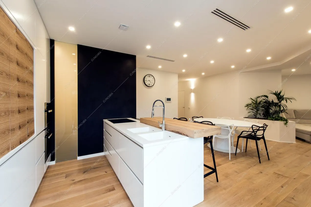 Vista della cucina con pavimento in parquet a listoni