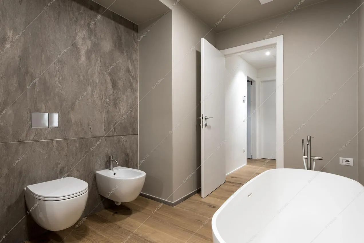 Sanitari sospesi e scorcio sul corridoio