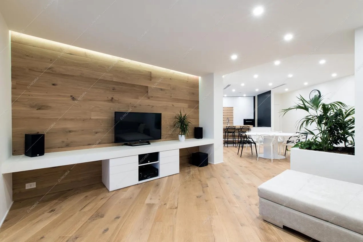 Zona living con pavimento in parquet e televisione