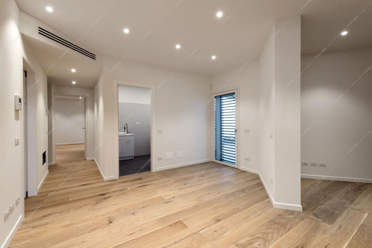 Antibagno libero con pavimento in parquet e corridoio