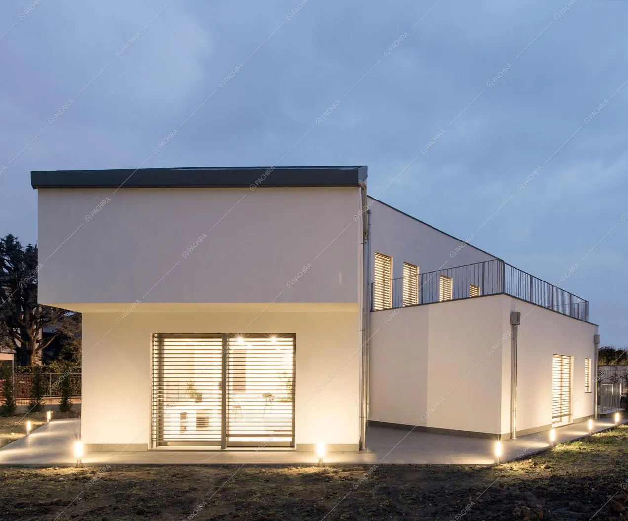 Esterni della villa con illuminazione