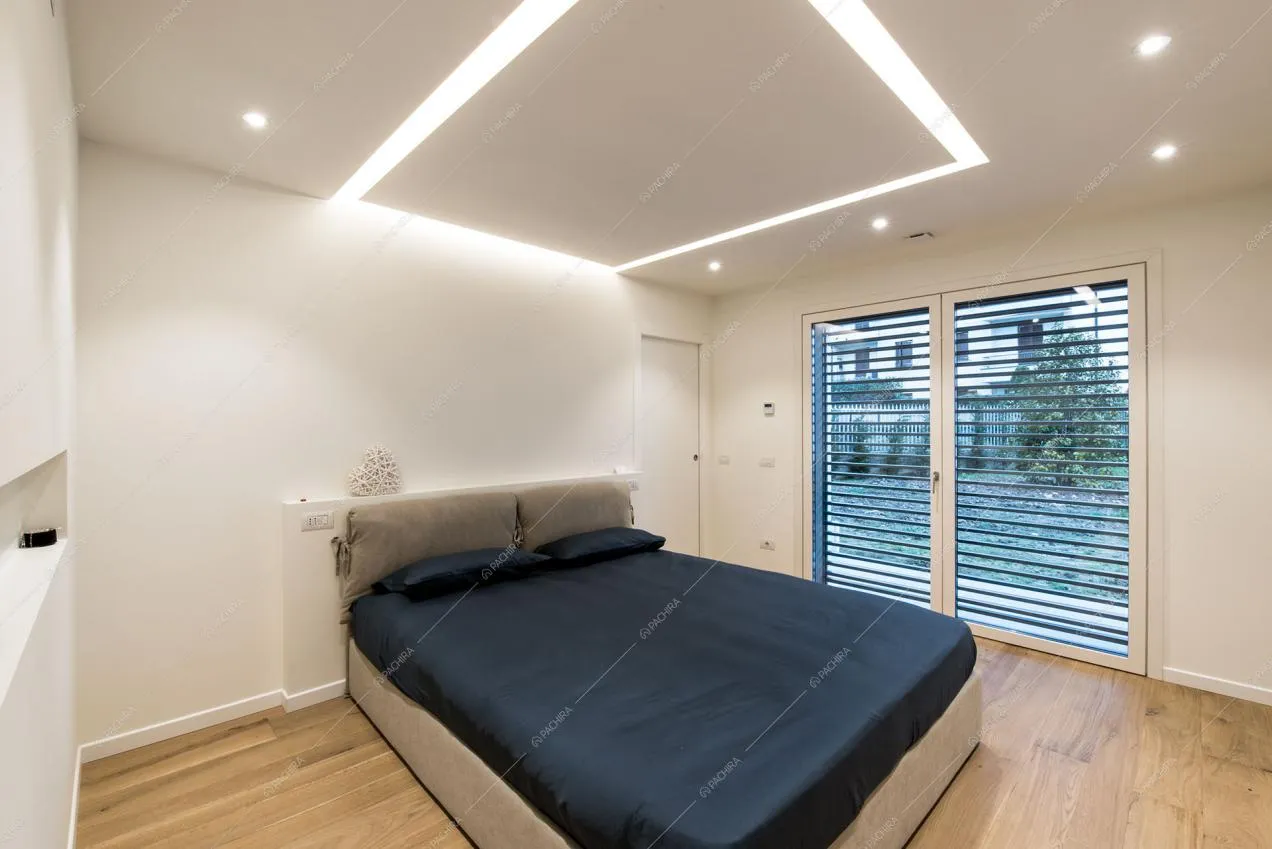Camera da letto con vetrate della Location Bovardia
