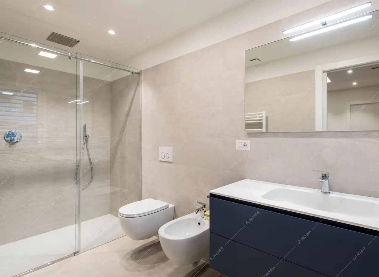 Altro bagno con doccia e sanitari sospesi