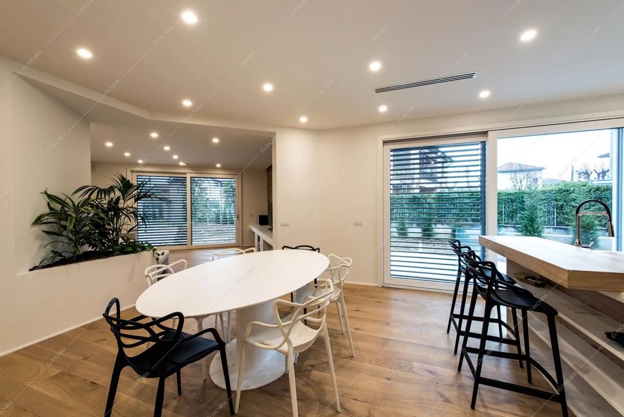 Zona pranzo con pavimento in parquet e tavolo