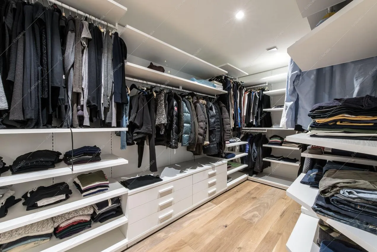 Cabina  armadio con ripiani e cassettiere in legno bianco