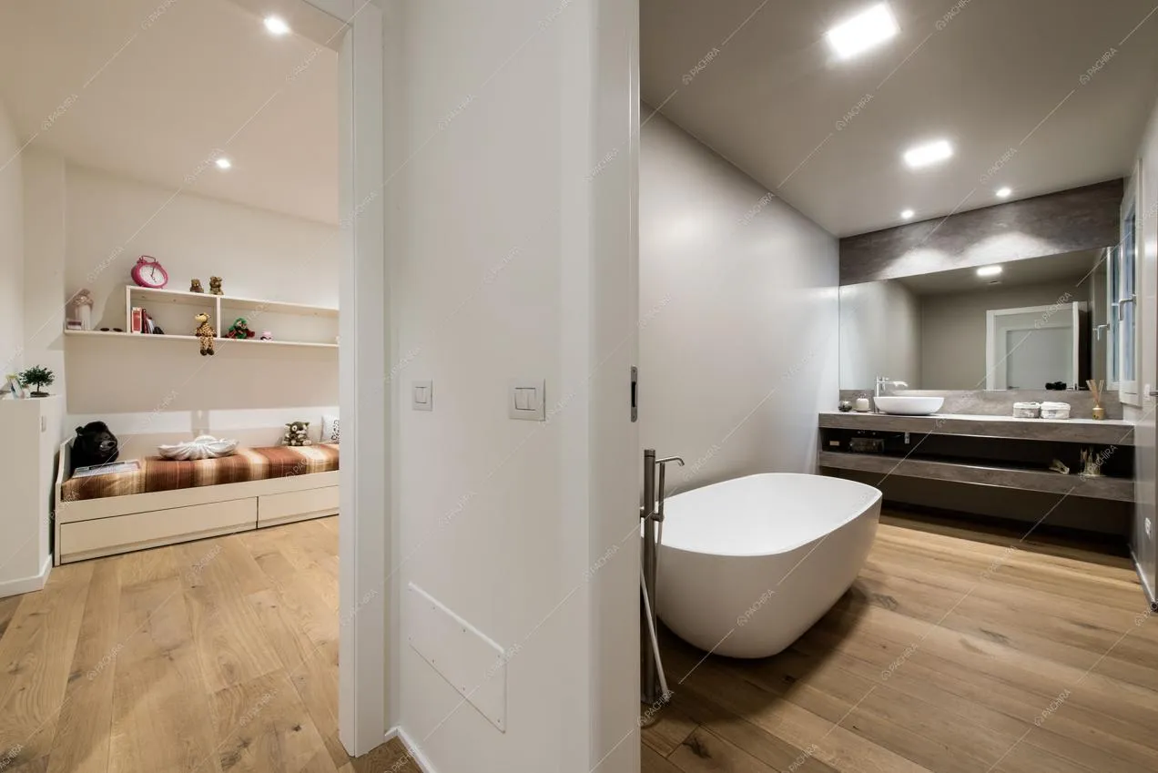 Scorcio sul bagno e sulla camera da letto