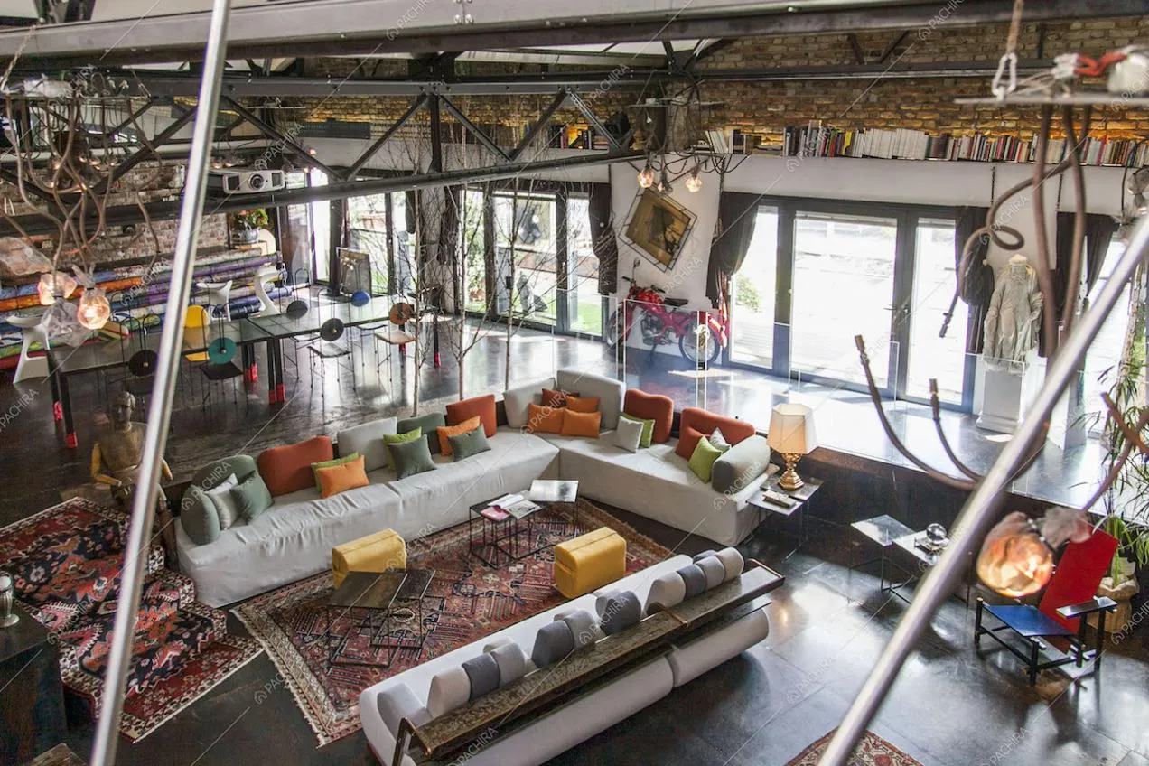 Vista del soggiorno e del tavolo da pranzo dal soppalco in design