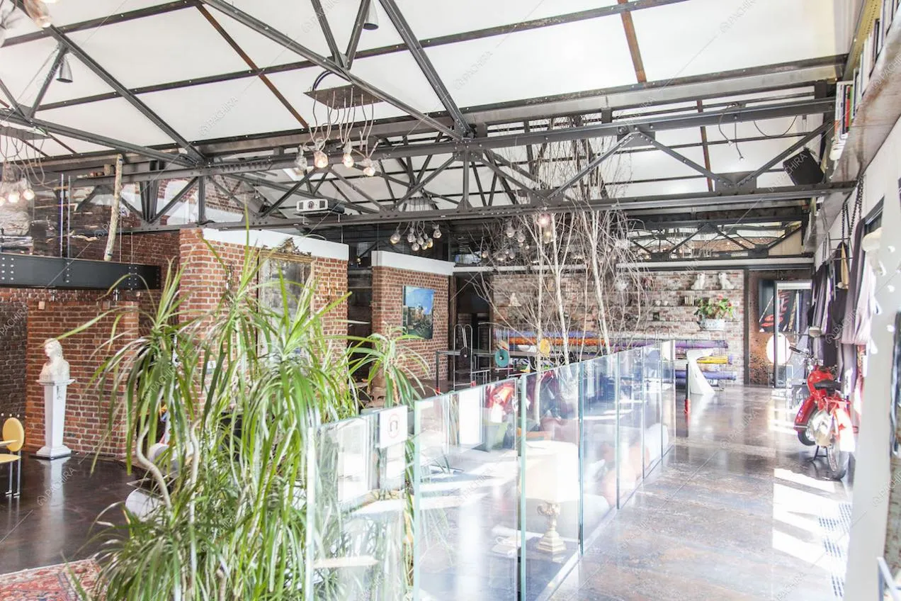 Vista della zona living dalla parte rialzata con parapetti in vetro
