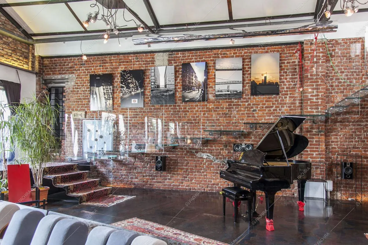Pianoforte e scale sospese