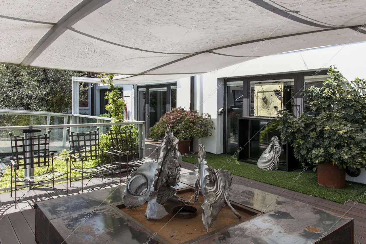 Tavolo in metallo delabré con scultura in mezzo in veranda