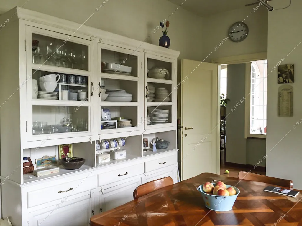 Credenza bianca in legno e tavolo da pranzo in cucina