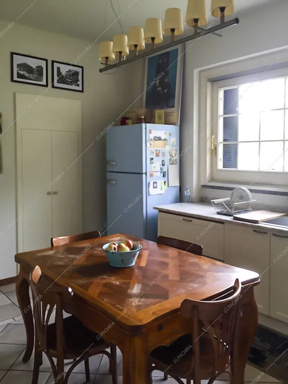 Tavolo da pranzo in legno da quattro posti in cucina