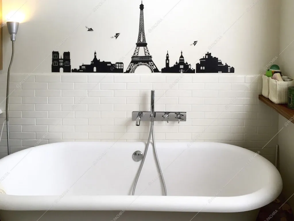 Vasca da bagno, parete con piastrelle a mattoncini bianchi